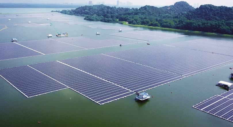 Bekapcsolták a 122 ezer napelemből álló, 60 megawattos úszó napelemfarmot – videó