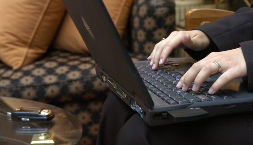 Ötezer számítógépet oszt szét a kormány a nyugdíjasok között
