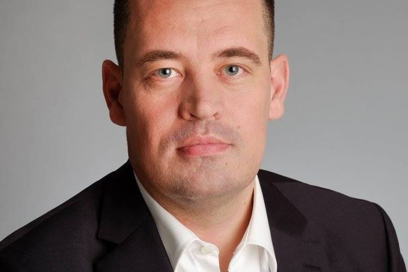 „Alkotó energiává válik benne a harag, amiért elmutyizták a rendszerváltást” – portré a figyelemfelkeltő akcióiról elhíresült Keresztény Zoltánról