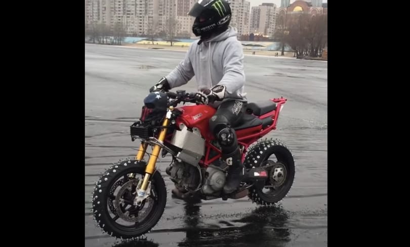 Jégen akart motorozni az orosz férfi, kitalálja, hogy mi lett a vége? – videó