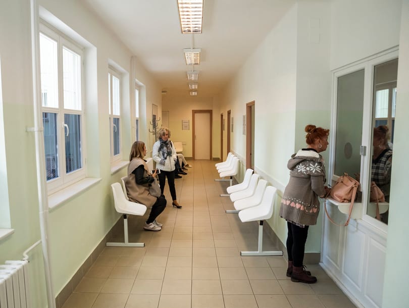 Mindenki csak gyanakodva figyeli, ahogyan az állam a szakrendelők körül sündörög