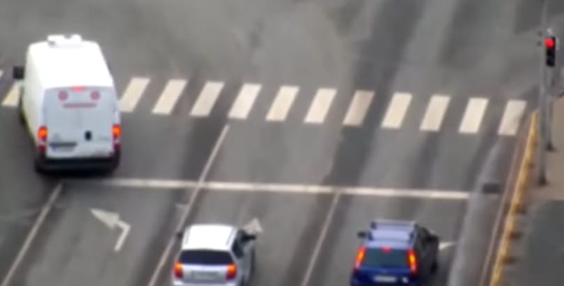 Így dolgozik össze a drón és a civil rendőrautó – videó