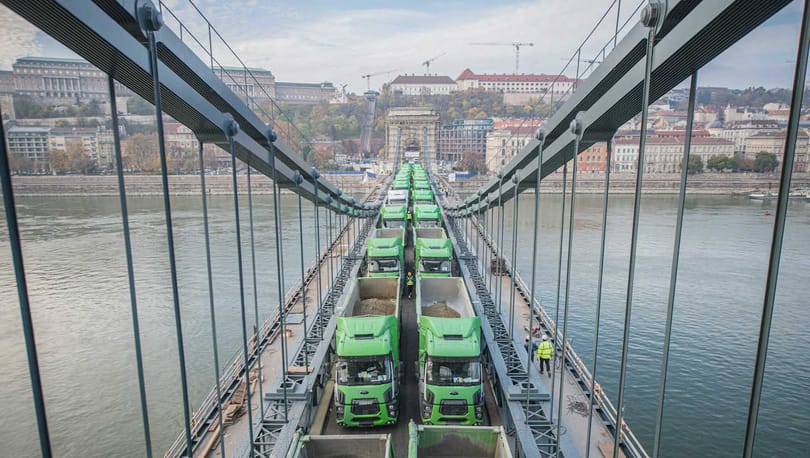 Alaposan megpakolták a Lánchidat, hogy lássák, mennyit bír