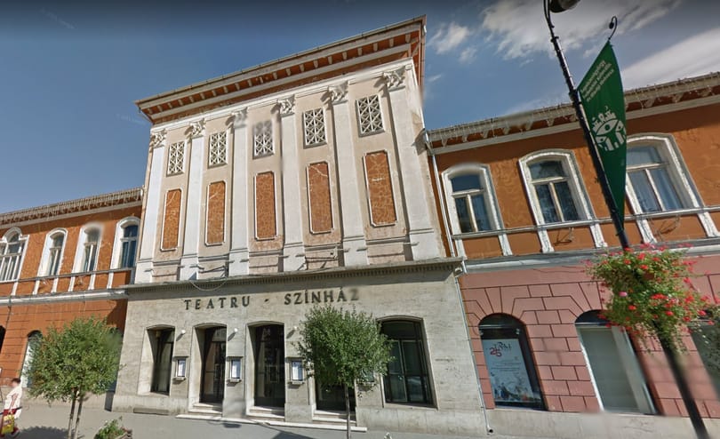 Belekötöttek a sepsiszentgyörgyi Tamási Áron Színház magyar nyelvű feliratába, és feljelentették a polgármestert