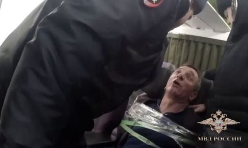 Olyan részeg volt az utas a repülőn, hogy az üléshez kellett ragasztani
