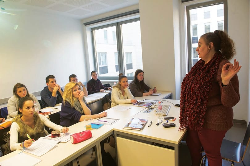 Botrányosan indul a diplomamentés