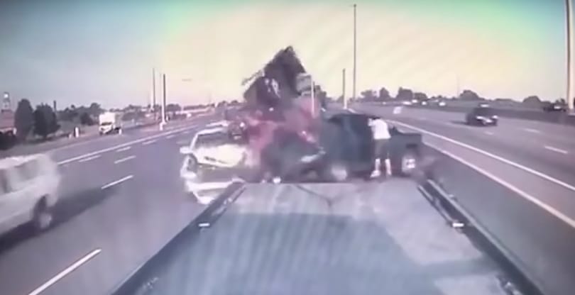 Autópályán okozott súlyos balesetet a figyelmetlen sofőr – videó