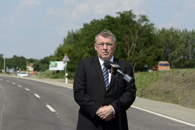 Nyomozást rendelt el a rendőrség a fideszes Szabó Zsolt körzetének közbeszerzései miatt
