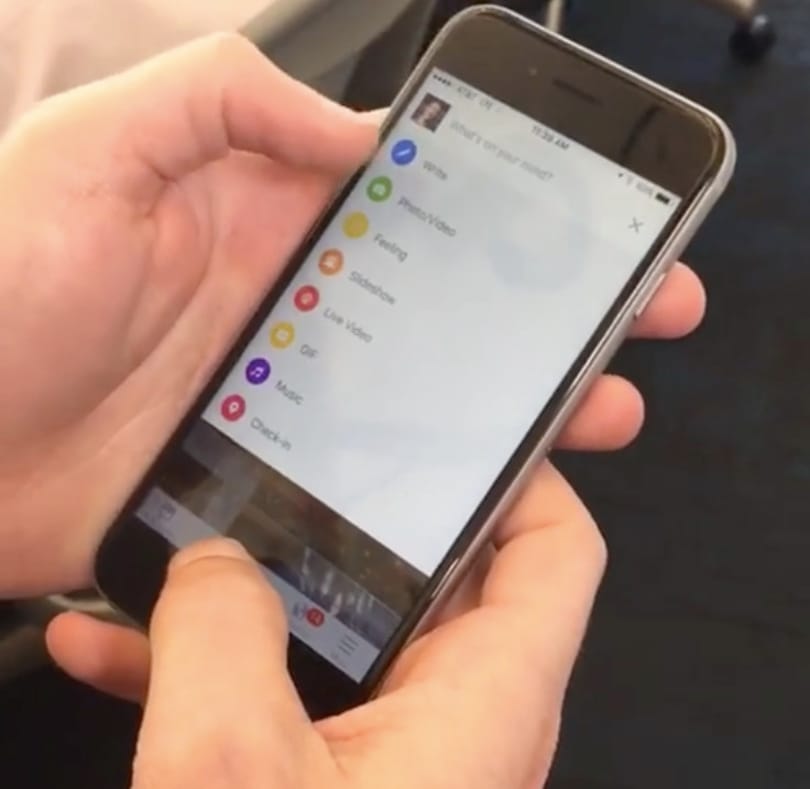 Mark Zuckerberg előkapta a telefonját, és megmutatta, mi lesz új a Facebookon