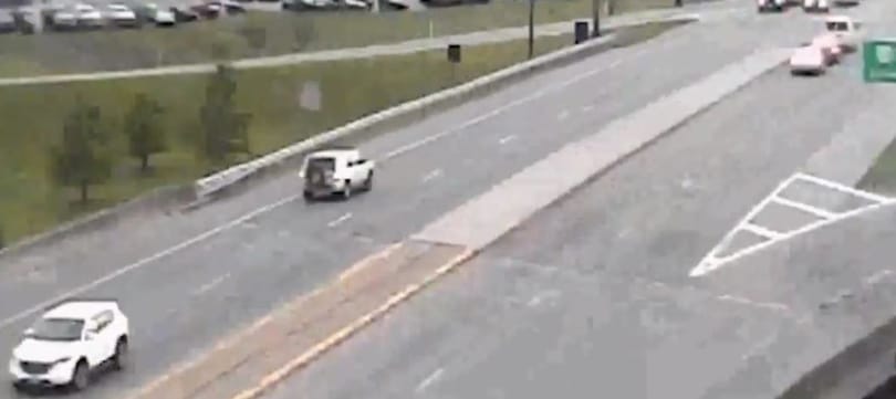 Videó: elképesztő tolatást mutatott be egy autós, mert beragadt a dugóba