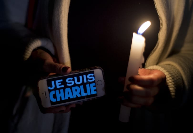 Gesztust tett a Charlie Hebdo munkatársainak a Mohamed-karikatúra alkotója