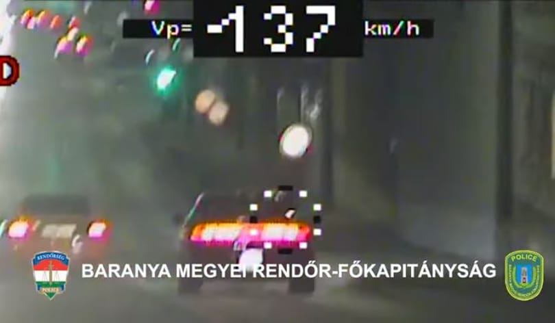 A rendőrök előtt kezdett gyorsulási versenybe két autós Pécsen – videó