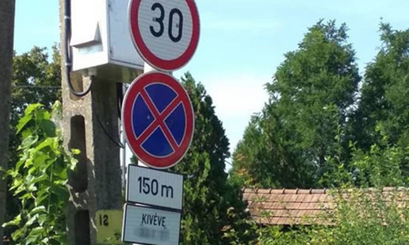 A nap fotója: A magyar út, ahol csak egy adott rendszámú autóval szabad megállni