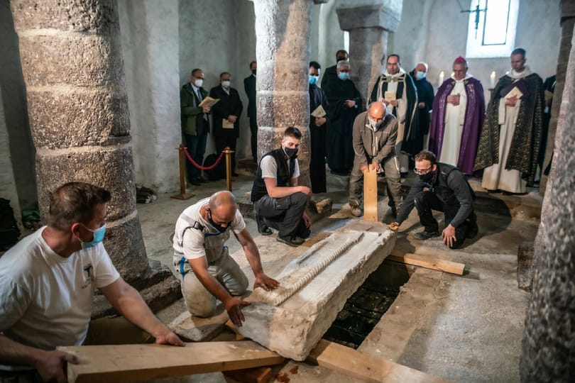 Középkori rejtélyek és szinte biztosan királyi csontok várnak ránk a Tihanyi Bencés Apátságban