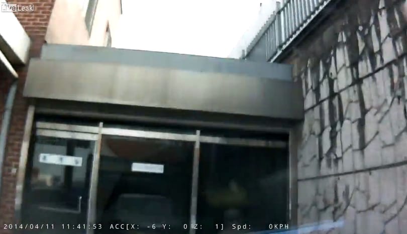 Ilyen belülről, amikor autó csapódik egy épületbe - videó