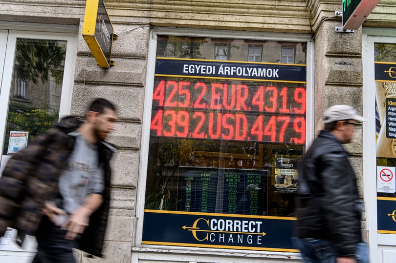 Itt a gyenge forint egyik következménye: valutára váltották pénzüket a magyarok