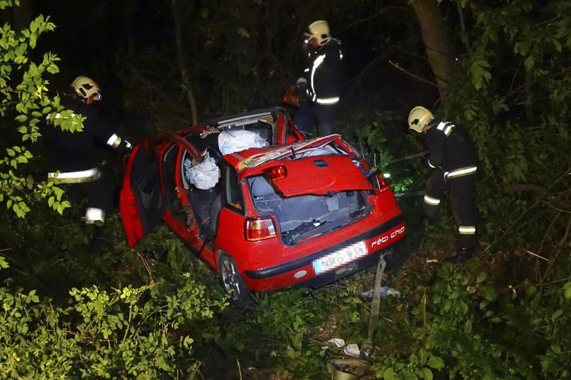 Kép a kunszentmártoni balesetben teljesen összeroncsolódott autóról