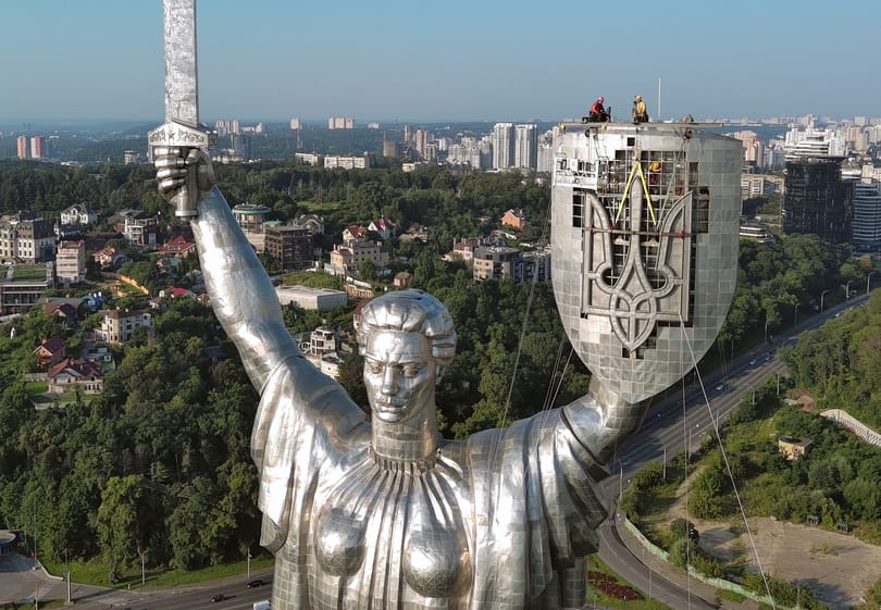 Átalakították az ötszáz tonnás szovjet emlékművet az ukránok, az oroszok szerint csak szeretni kellett volna
