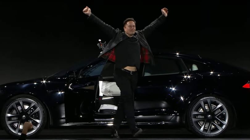 Elon Musk bemutatta a három motoros, „őrült gyors” Teslát