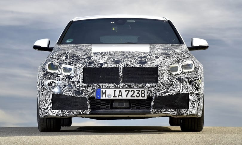 Gyári fotókon a teljesen új 1-es BMW, ami már nem hátul hajt