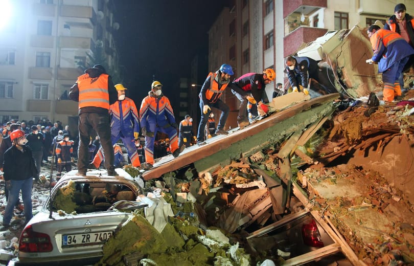 Összeomlott egy hétemeletes ház Isztambulban