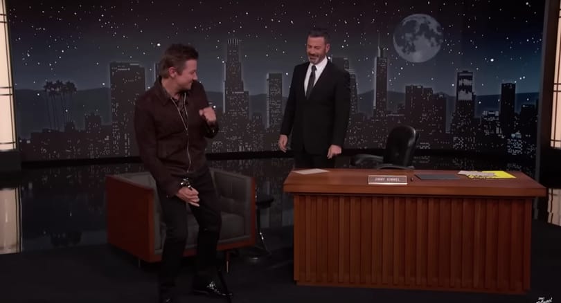 Három hónappal a balesete után már táncol Jeremy Renner