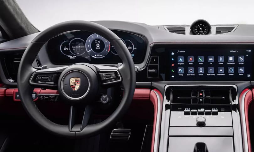 Triplakijelzős high-tech műszerfal a megújult Porsche Panamerában