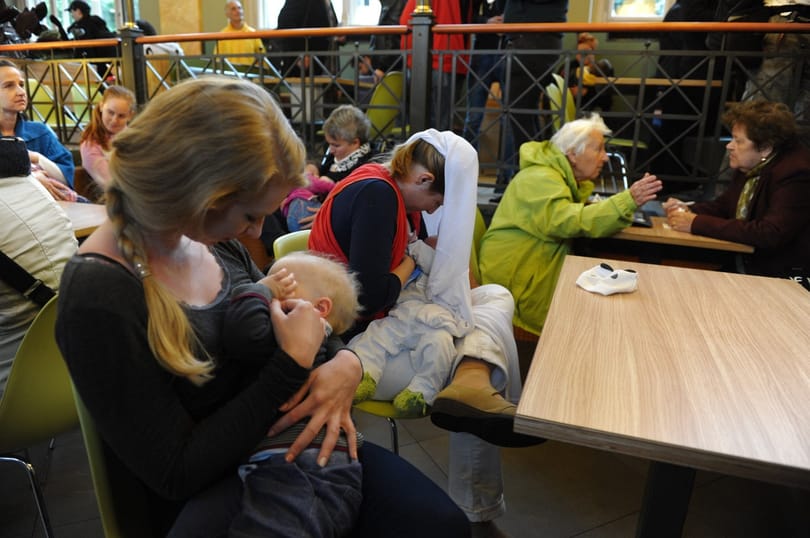 Megszoptatta egy utas babáját a stewardess