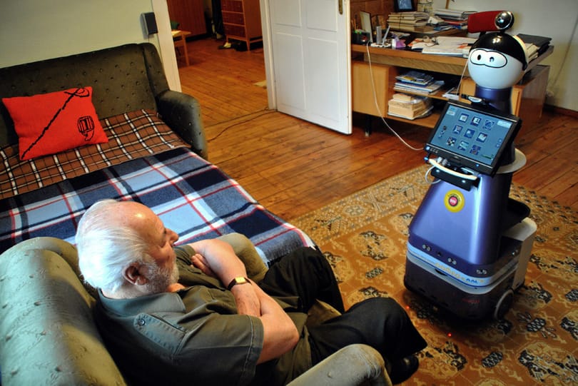 Fotó: időseket segítő robot sürög-forog a budapesti lakásban