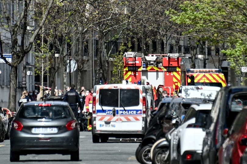 Lövöldözés volt egy francia oltópontnál, a támadó motorra pattanva elmenekült