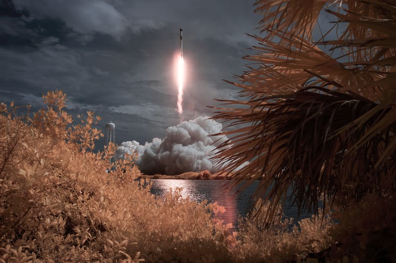 Lenyűgöző fotókat tett közzé a NASA a SpaceX űrhajó szombati startjáról