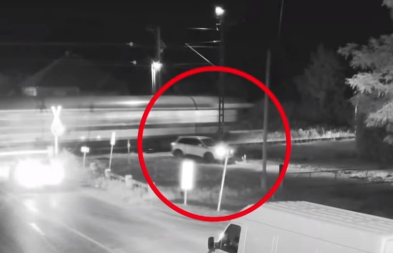Megdöbbentő szabálytalanságot vettek videóra egy simontornyai vasúti átjárónál