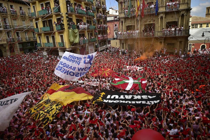 Pamplona: szívmelengető megnyitó után jön a bikák öldöklése – fotók