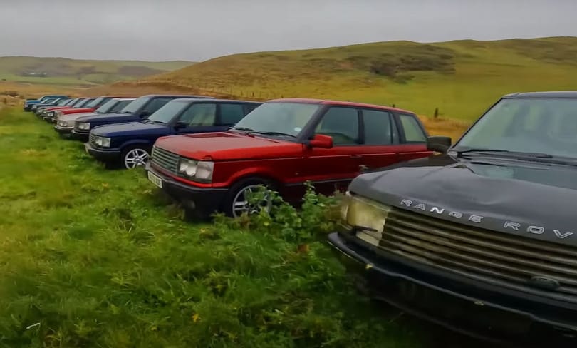 Tömegével parkolnak a semmi közepén az elhagyott Range Roverek – videó