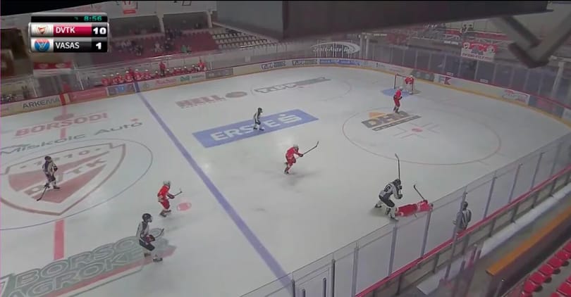 Hátulról, az ütőjével kezdte csépelni ellenfelét a Vasas U18-as hokicsapatának játékosa – videó