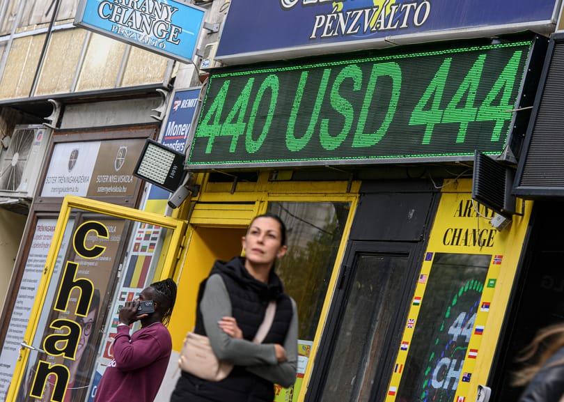 Két lépcsőfok le, egy fel – egyre gyengül a forint az ünnepi hétvége előtt