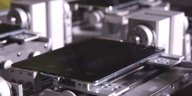 Videó: robotokkal teszteli a Samsung az összehajtható okostelefonját