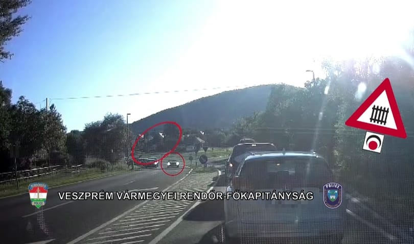 Rendőrök szeme láttára hajtott át egy autós a síneken a tilos jelzés ellenére – videó