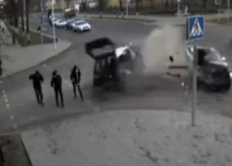 Durva ütközés, szerencsés gyalogosok - videó