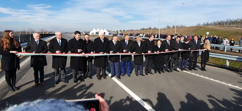 Átadásőrület: ennyi politikus még nem vágta ünnepélyesen a nemzeti szalagot