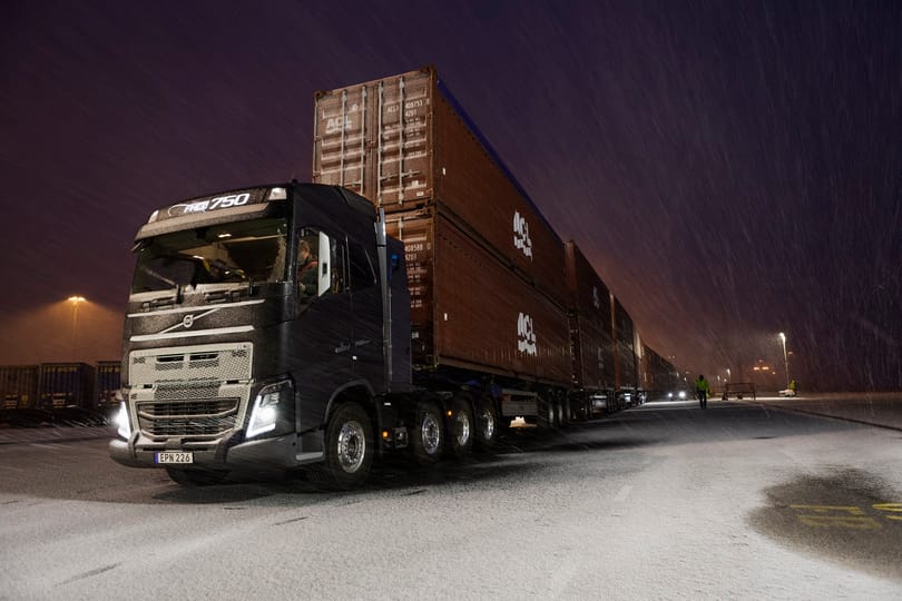 Mint egy erősember-verseny, csak fordítva, itt a Volvo kamionja erőlködött – videó