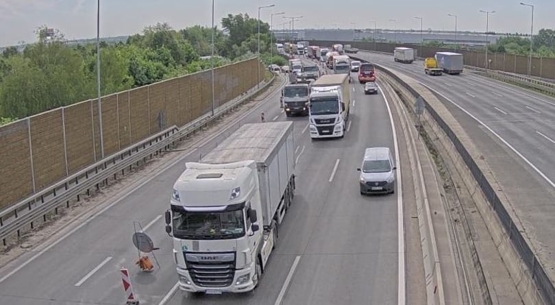 Balesetek miatt mindkét irányban 10 kilométeres a dugó az M0-son