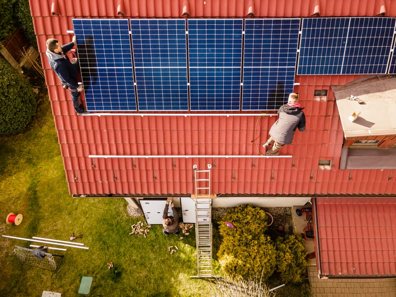 Mint akinek a fogát húzzák, de az uniós eurómilliárdokért igent mond a kormány a megújuló energiára