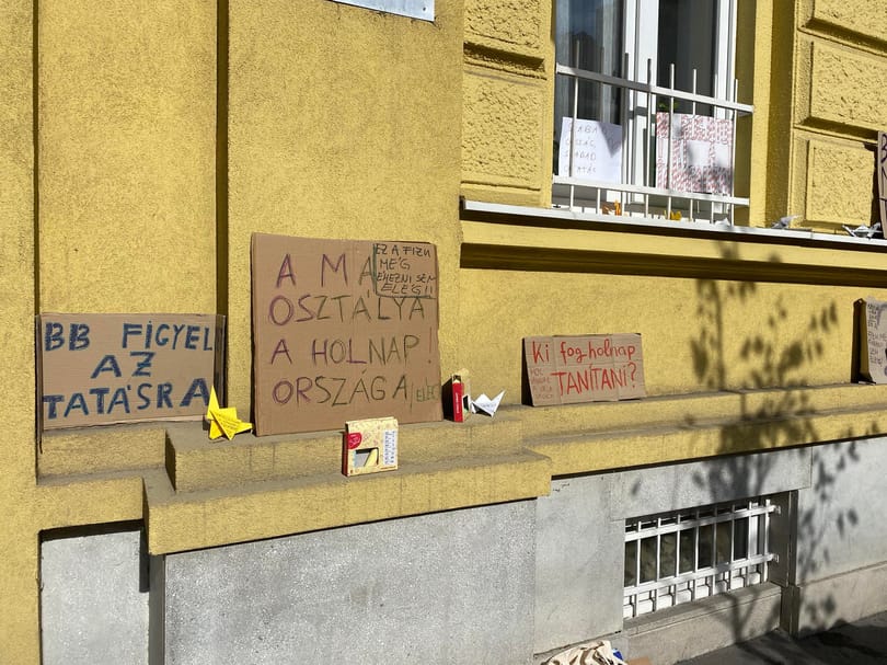 Tömegével küldik ki a figyelmeztetéseket a tankerületek a tanároknak – élőlánc lesz a Szent László Gimnáziumnál