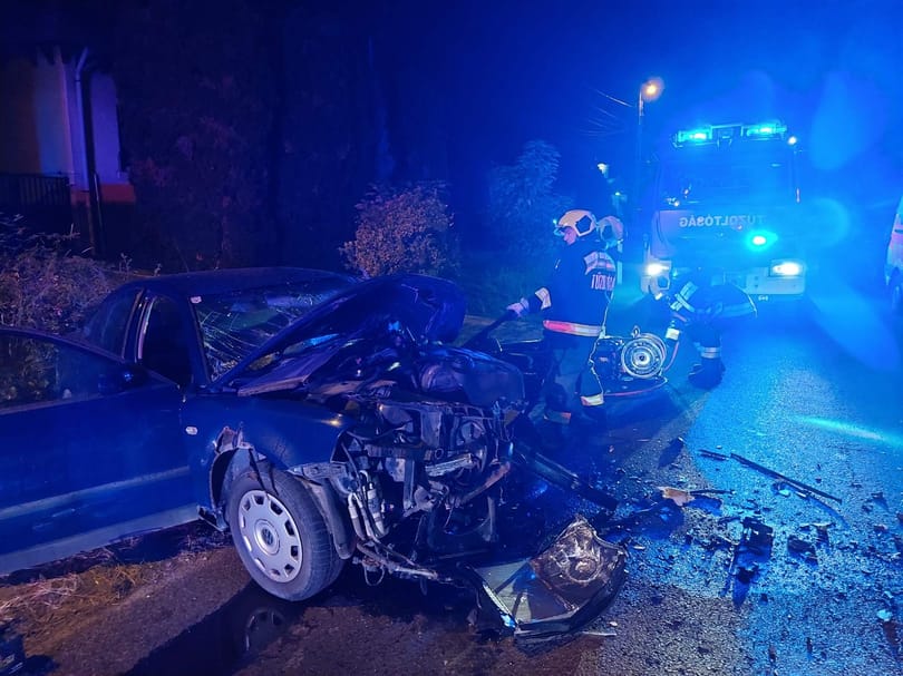 Busz ütközött autóval Galgahévíznél, az autóroncsból feszítővágóval kellett kimenteni a sofőrt