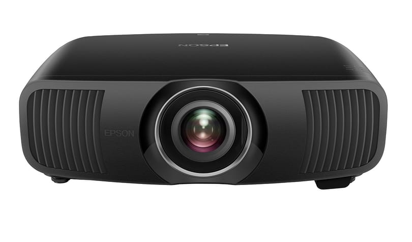20 000 órán át működik, lézerrel, 2700 lumenes fényerővel, 4K-val és 120 Hz-cel támad az Epson új projektora