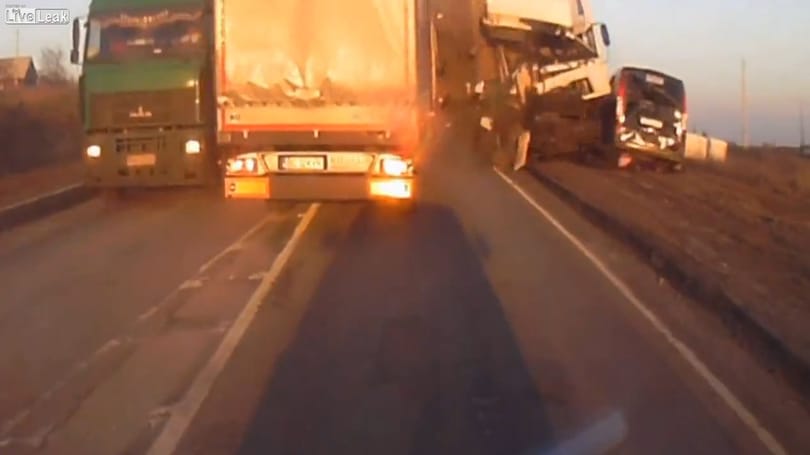 Így lesz még durvább baleset egy balesetből – videó