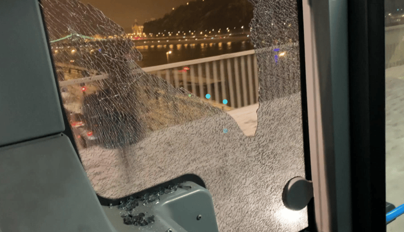 Kitört üveggel is tovább hajtott a budapesti busz, az utasok levideózták