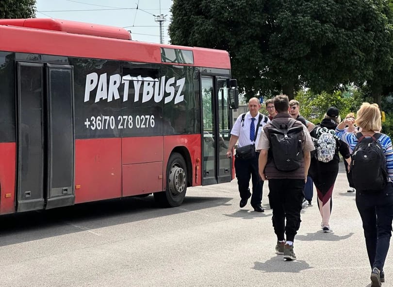 Partybuszt küldött a Volán vonatpótlónak, a MÁV nem örül