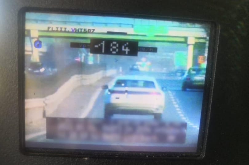 90 helyett 184 km/h-val ment egy autós Szajolnál